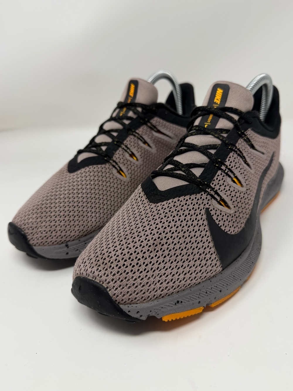Nike Quest women’s Athletic Running Shoes in Taupe and Black Sz. 8.5